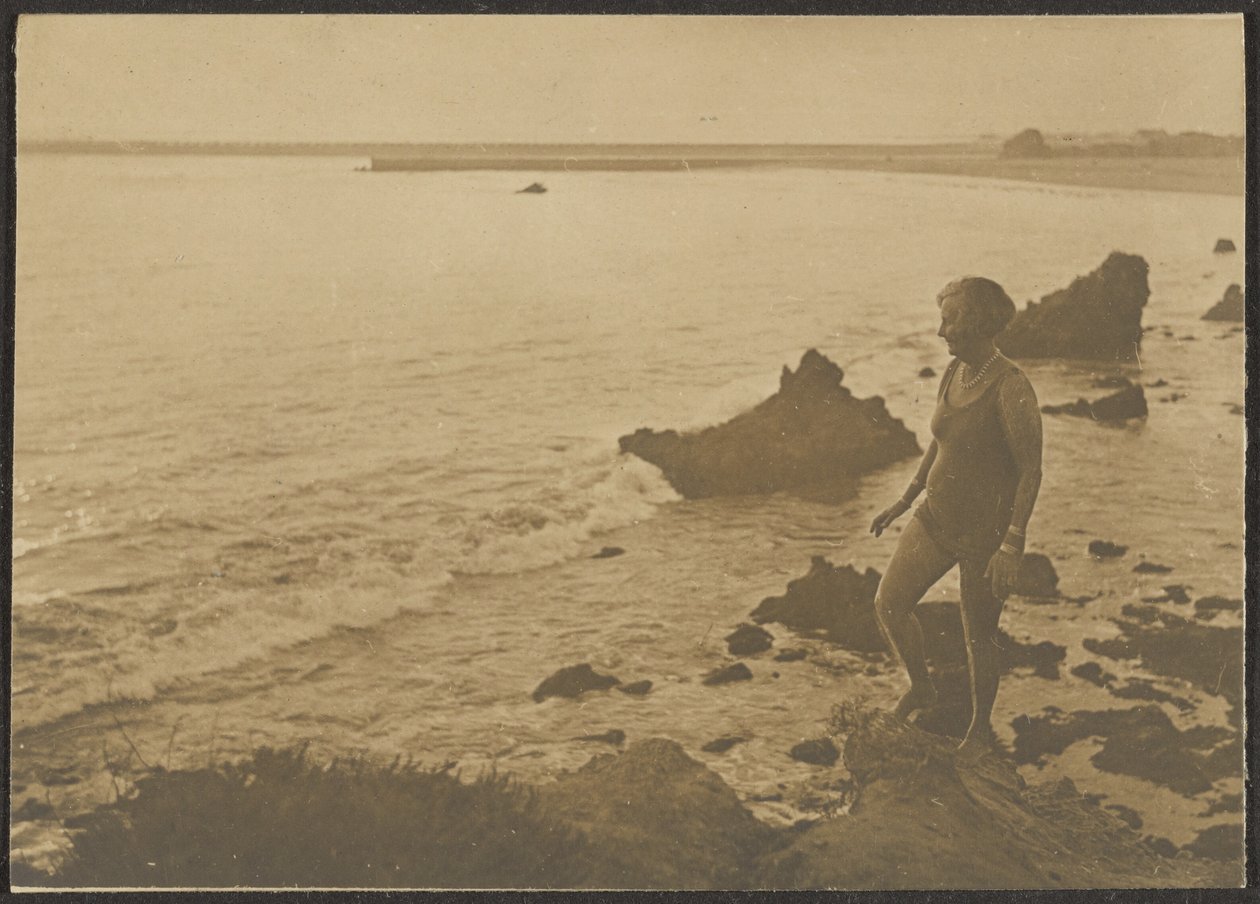 Kvinne på stranden av Louis Fleckenstein