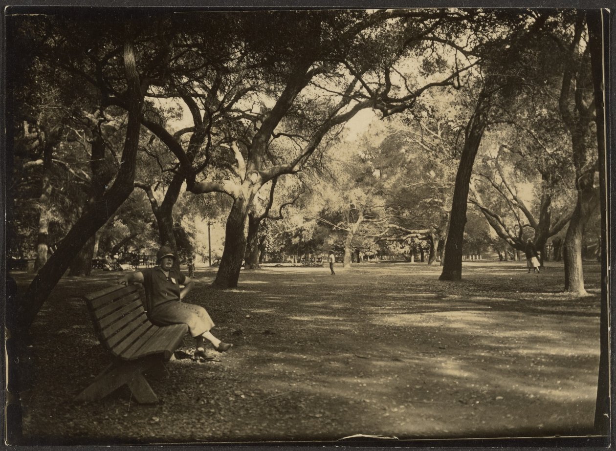 Kvinne i en park av Louis Fleckenstein