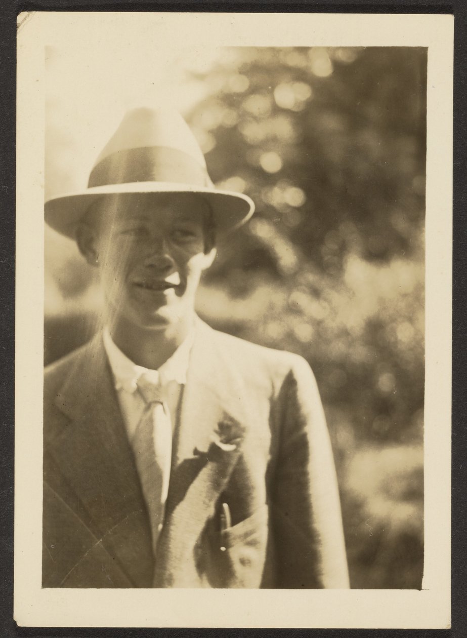 [Ung mann med fedora] av Louis Fleckenstein