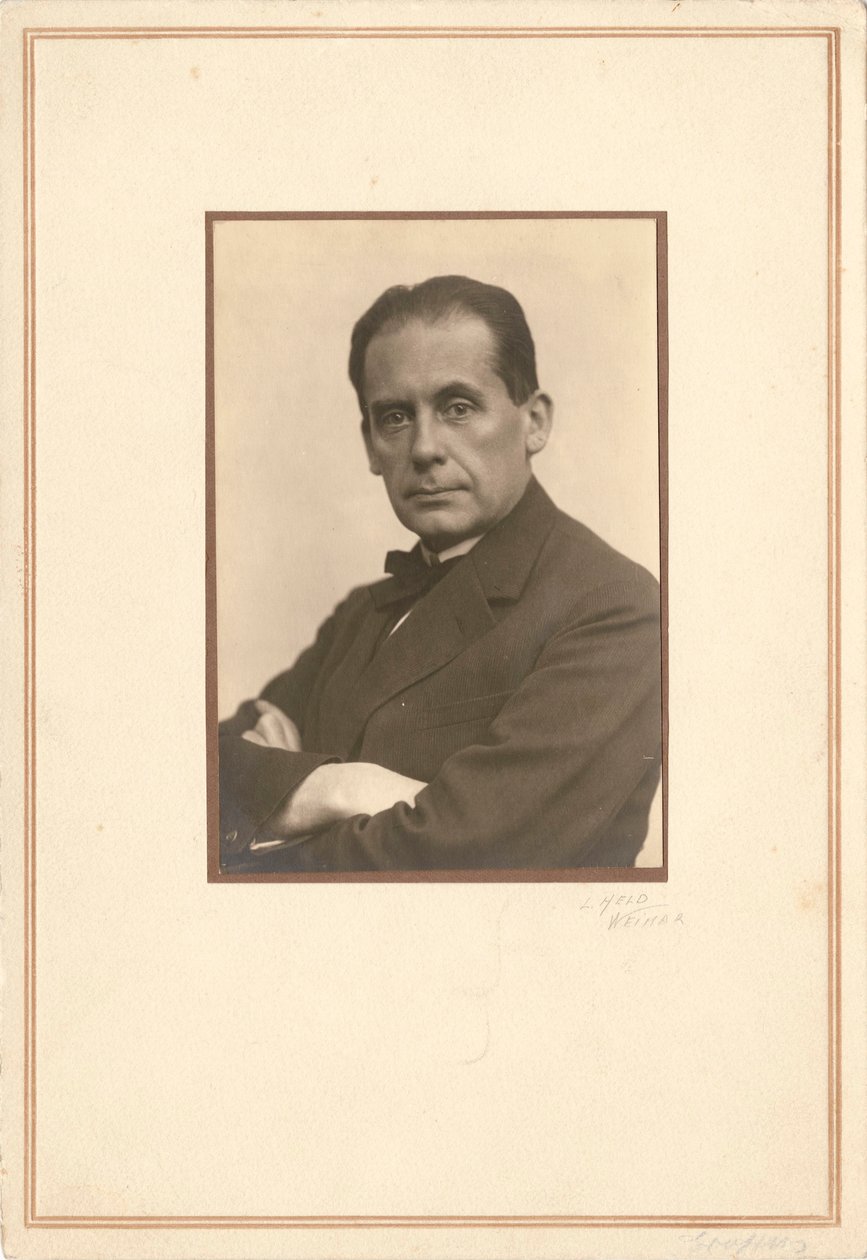 Walter Gropius 1883-1969, tidlig på 1920-tallet. av Louis Held