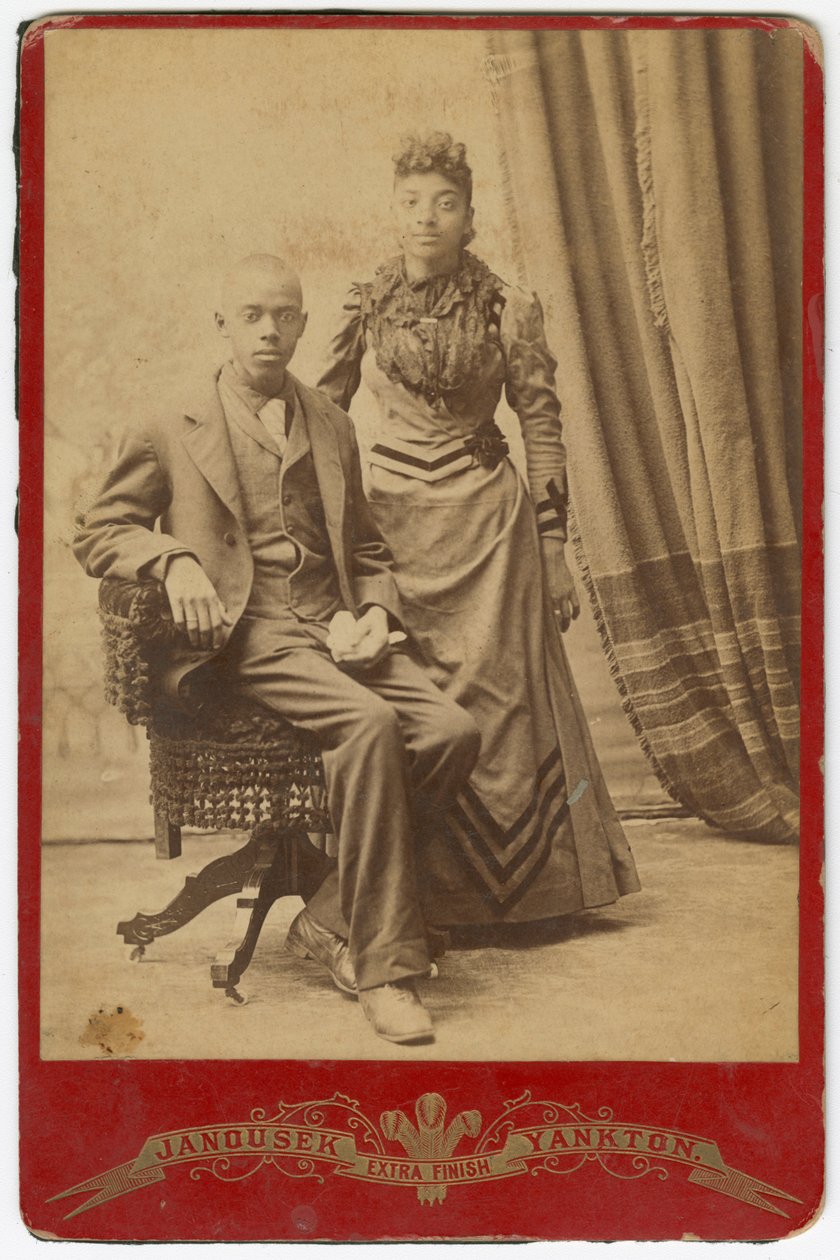 Fotografi av afroamerikansk mann og kvinne i formelle klær, sent på 1800-tallet. av Louis Janousek