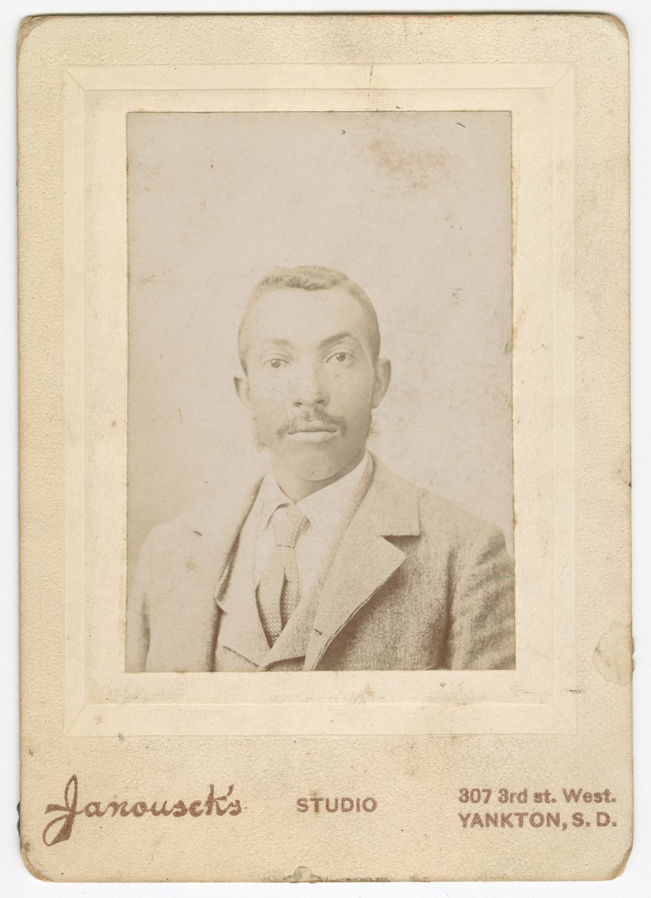 Fotografi av en mann iført en lys jakke, vest og slips, sent på 1800-tallet. av Louis Janousek