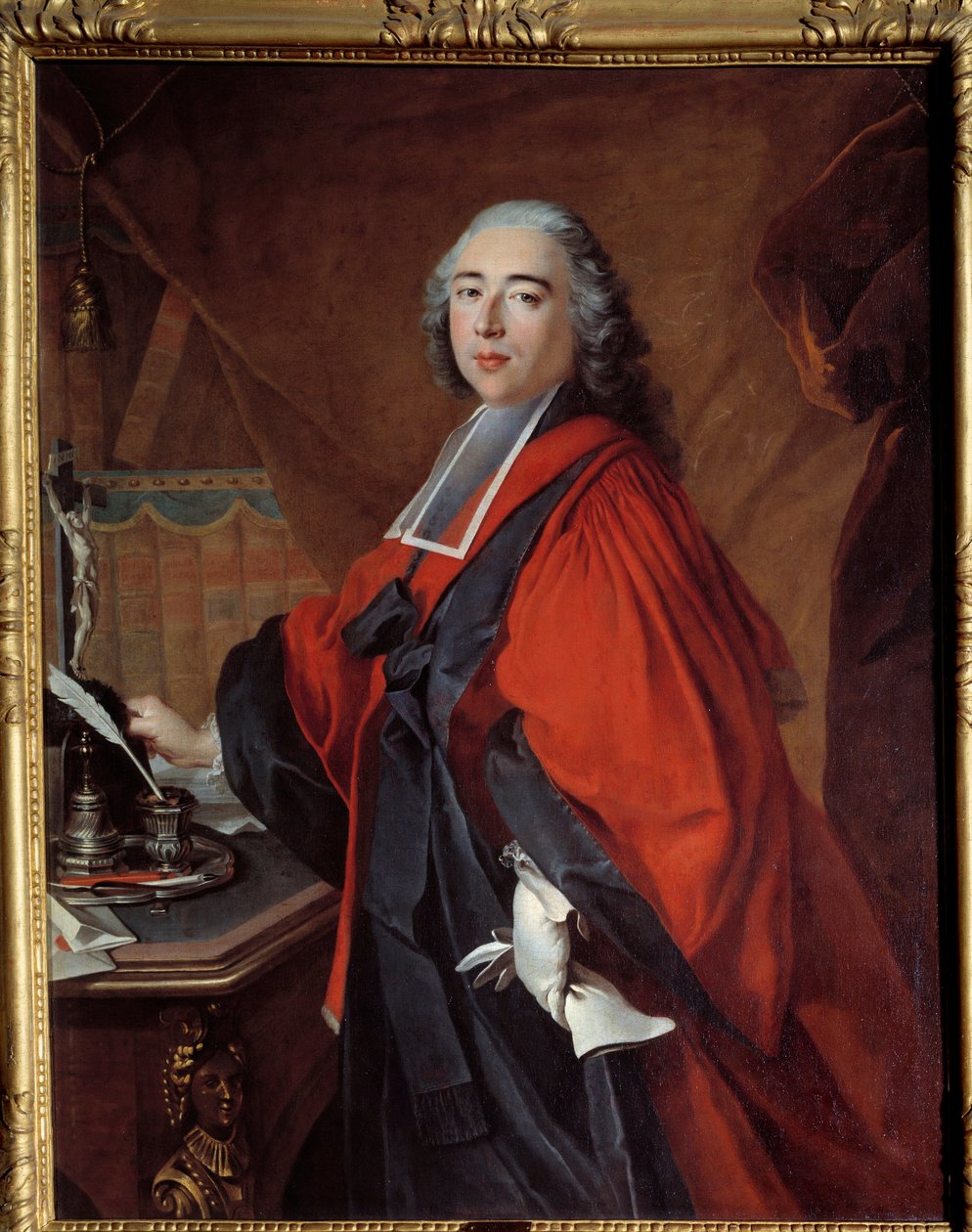 Portrett av en sorenskriver. På skrivebordet hans er det et krusifiks og en skrivenødvendighet. Maleri av Louis Tocque (1696-1772) av Louis Tocqué