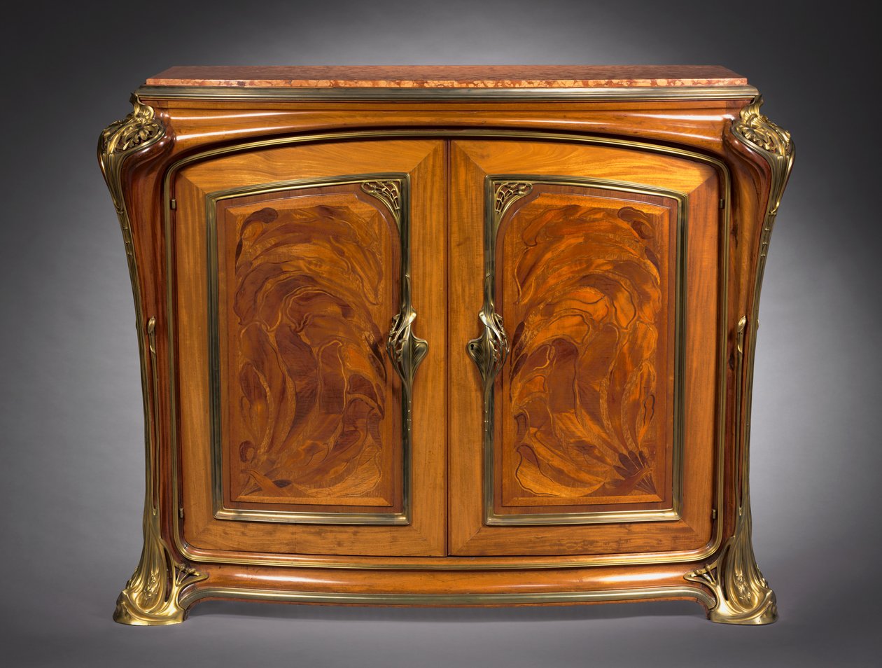 Skap, ca. 1910 (tremarquery med metallfester) av Louis Majorelle