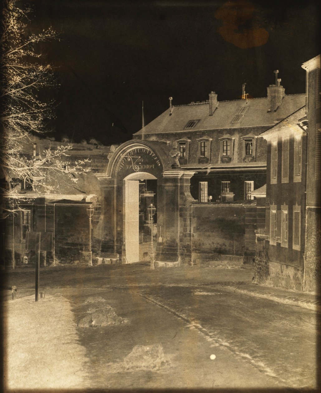 Døråpning til Sèvres-fabrikken, ca. 1852. av Louis-Rémy Robert