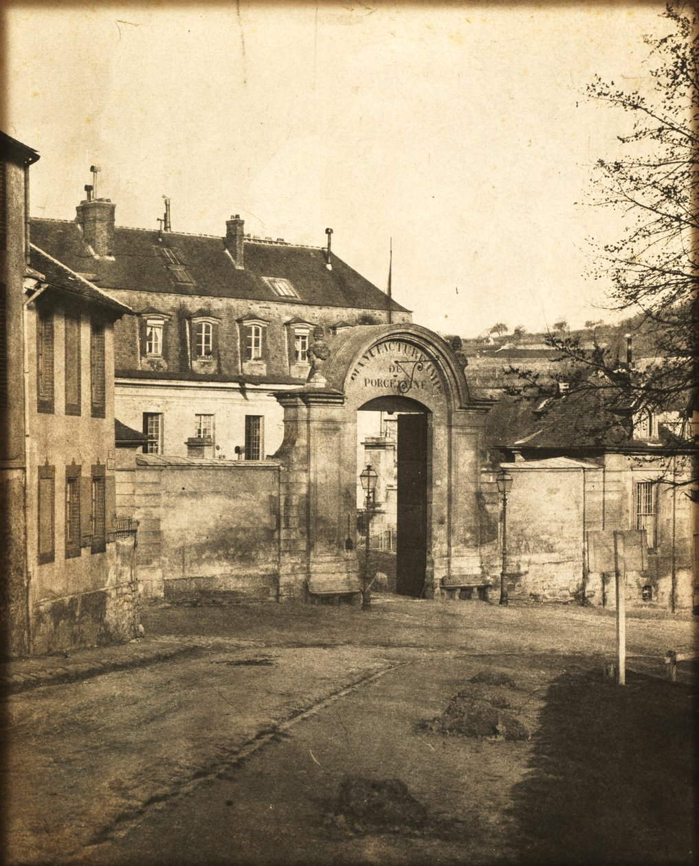Døråpning til Sèvres-fabrikken, ca. 1852. av Louis Rémy Robert