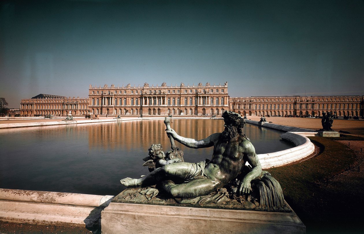 Utsikt over fasaden og fontenene til parken til slottet i Versailles. Laget av arkitektene Louis Le Vau (1612-1670) og Jules Hardouin Mansart (1646-1708) 1668-1684 Chateaux of Versailles and Trianon, Versailles av Louis and Mansart Jules H.  Le Vau
