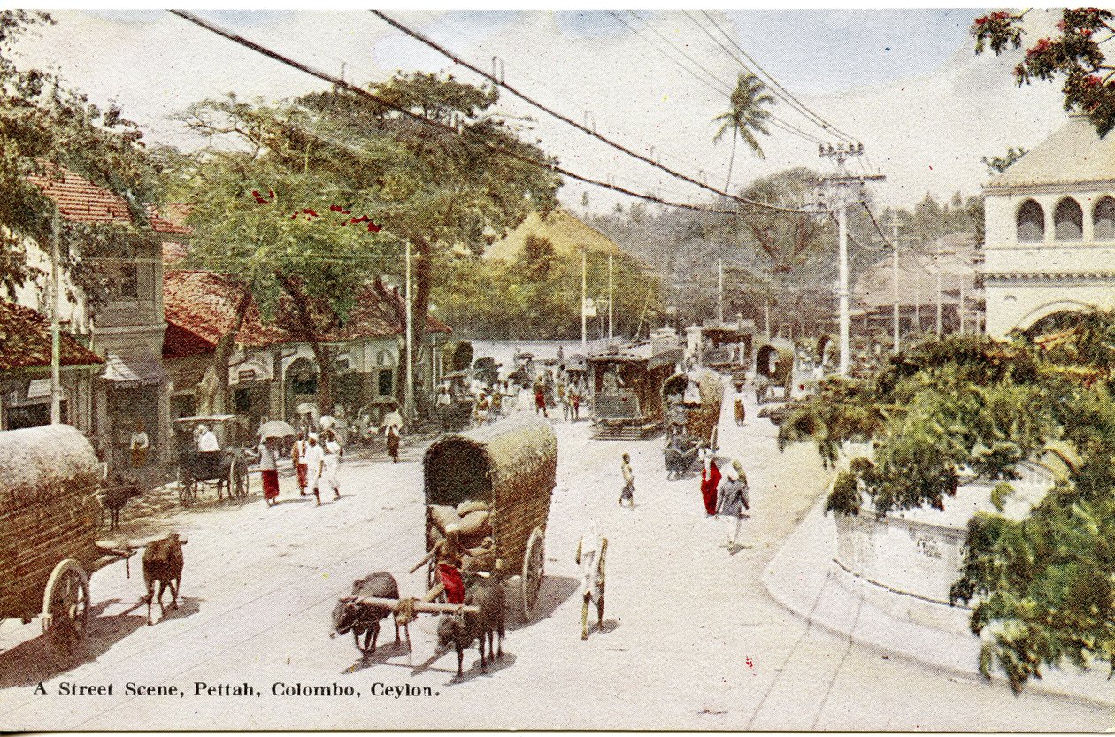 A Street Scene, Pettah, Colombo, Ceylon, ca. 1900-20 (håndkolorert fotografi) av Ltd. Ceylon Plâté
