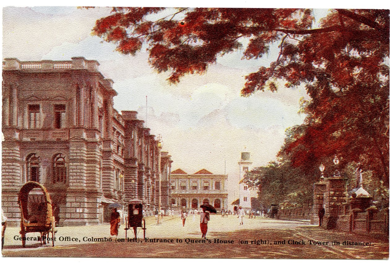 General Post Office, Colombo (til venstre), inngangen til Queens House (til høyre) og Clock Tower (i avstand), ca. 1900-20 (håndfarget fotografi) av Ltd. Ceylon Plâté