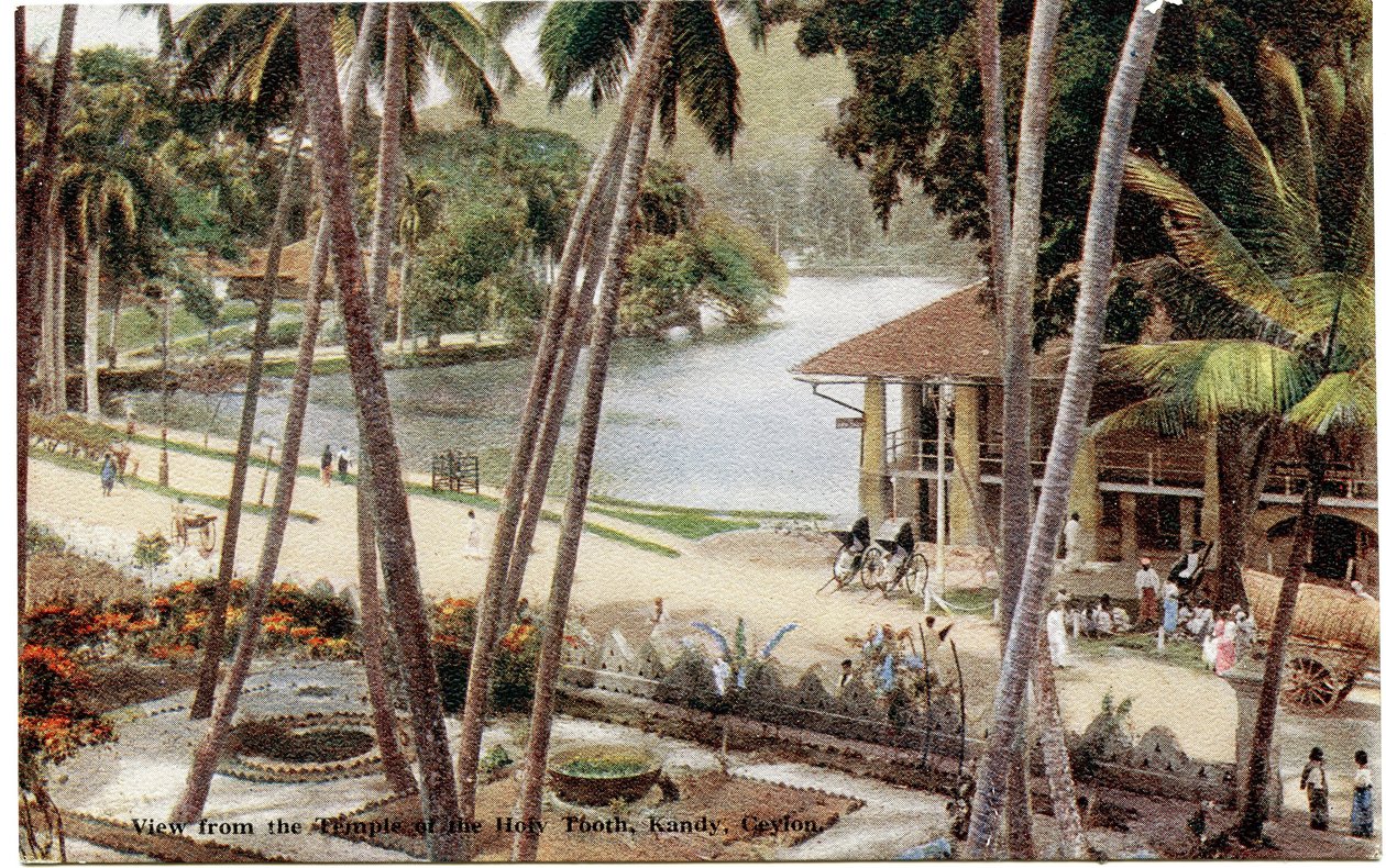 Utsikt fra Temple of the Holy Tooth, Kandy, Ceylon, ca. 1900-20 (håndfarget fotografi) av Ltd. Ceylon Plâté