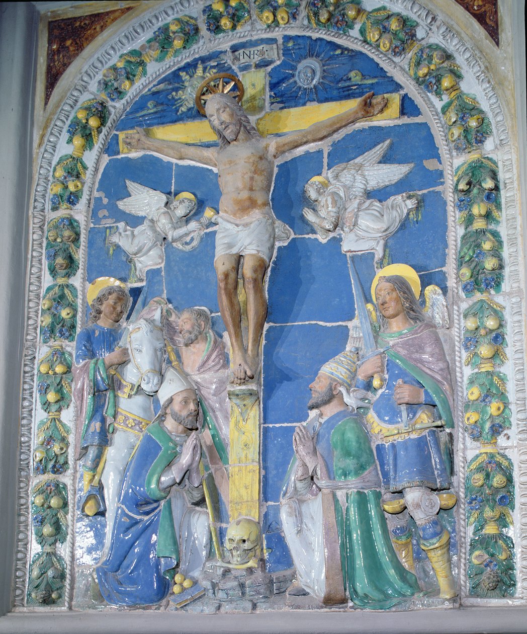 Korsfestelse, basrelieff (tinnglasert lertøy) av Luca Della Robbia