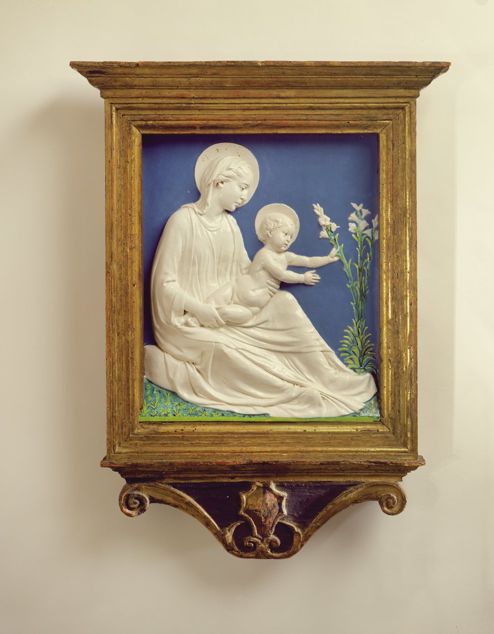 Madonna of the Lilies, ca. 1450-60 (terrakotta med glasur) av Luca Della Robbia