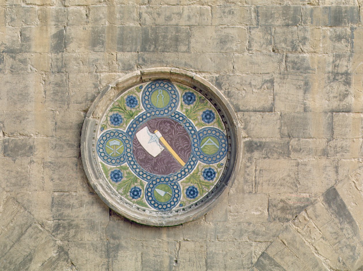 Stemma fra stenhugger- og snekkerlauget, 1440-45 (glasert terrakotta) av Luca Della Robbia