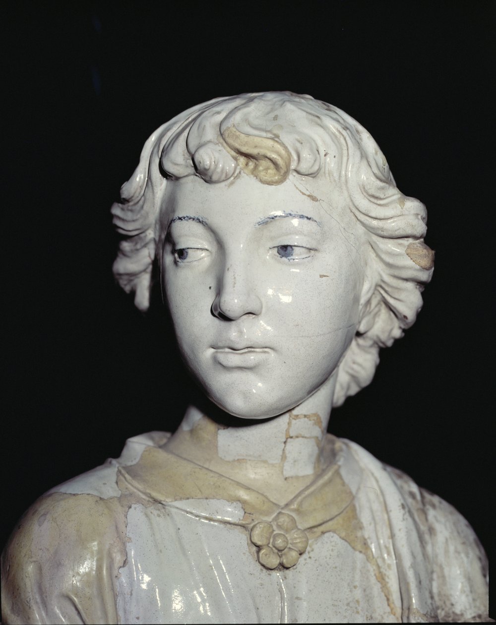 Engel som holder et stearinlys, detalj av hodeglasert keramikk for detaljer se 97637 for par se 97635-6 av Luca Della Robbia