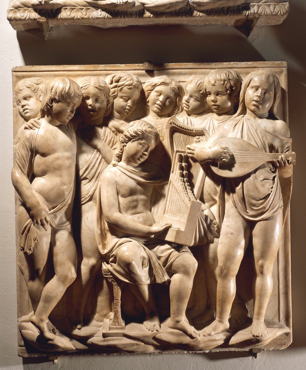 Lov ham med strenger og orgel (Salme 150, Lov Herren), panel med guttesang med orgel, harpe og lut av Luca Della Robbia