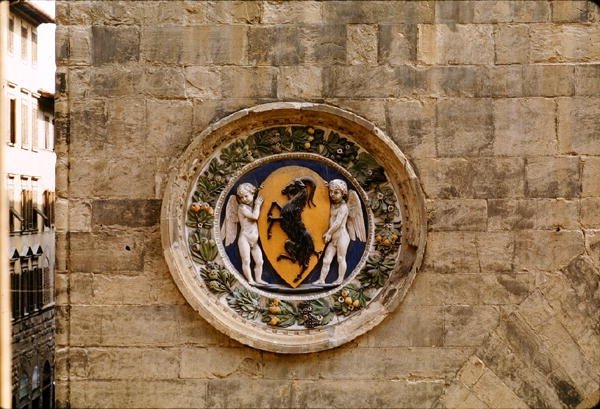 Våpenskjold fra Mercanzia-lauget av Luca Della Robbia