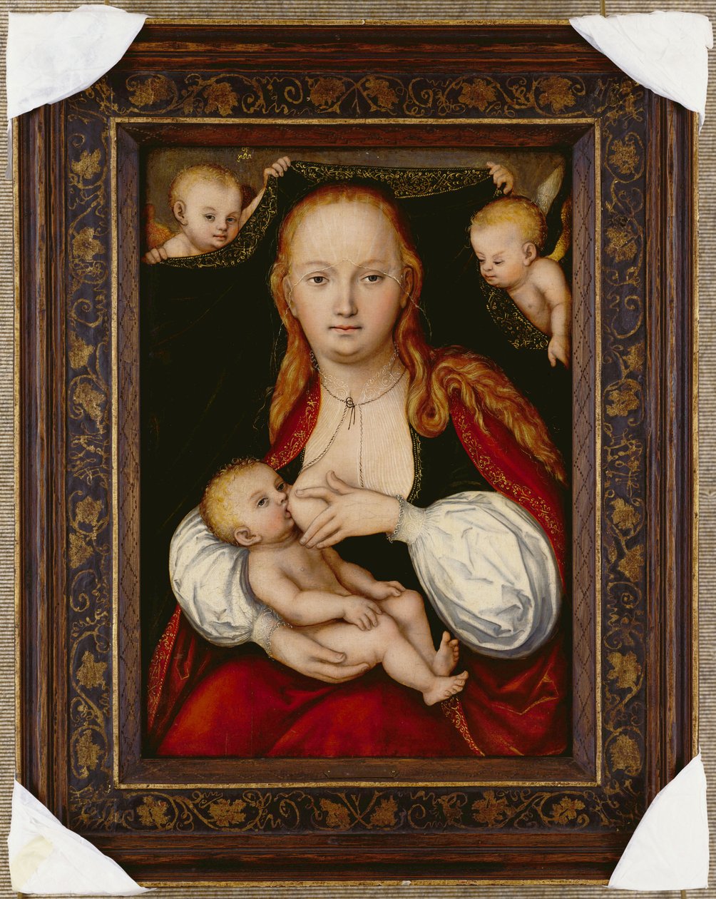 Jomfruen og barnet, trekvart lang, med putti som holder opp et gardin bak av Lucas Cranach