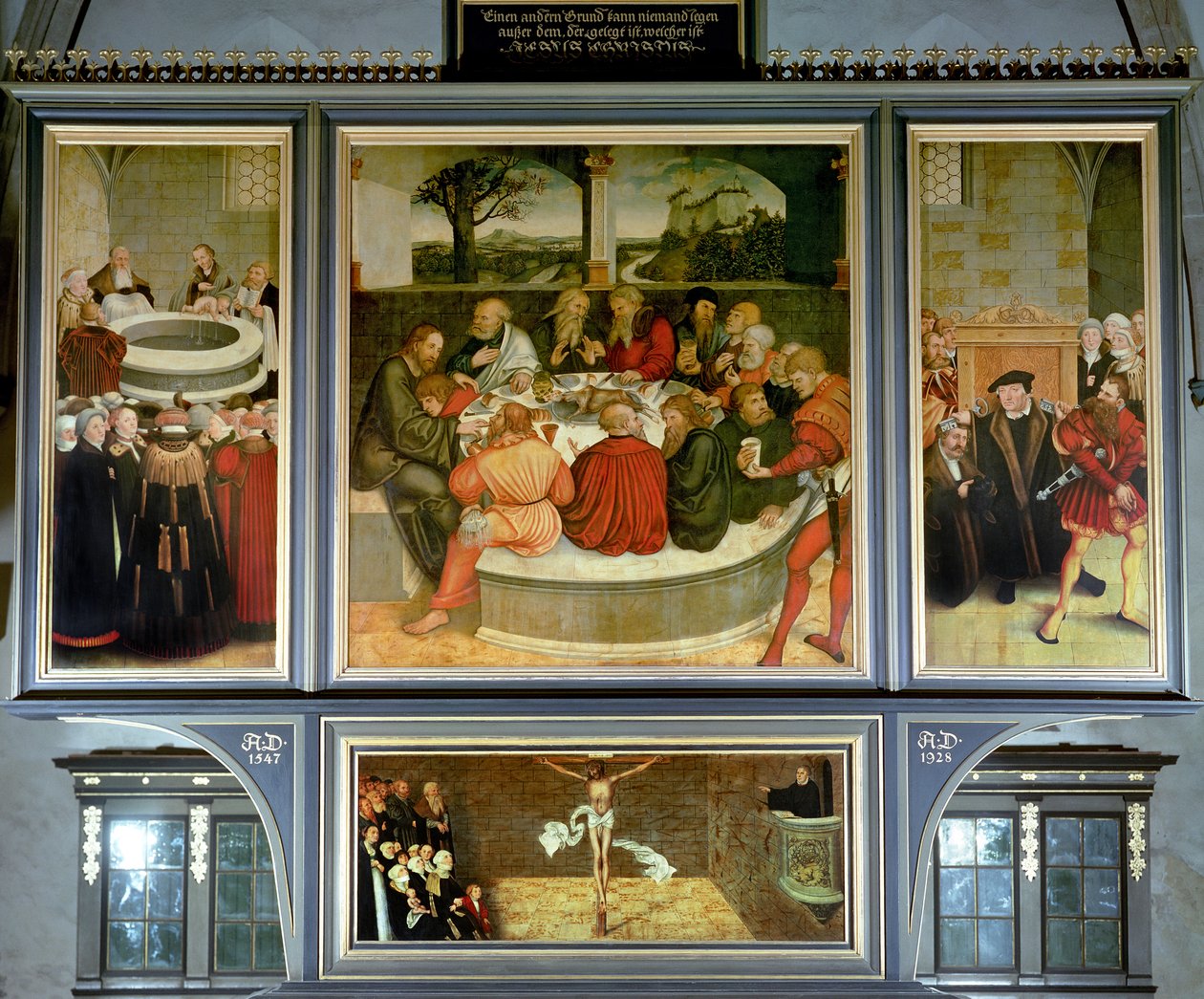 Triptych, venstre panel, Philipp Melanchthon utfører en dåp assistert av Martin Luther; midtpanelet, nattverden med Luther blant apostlene; høyre panel, Luther avgir sin bekjennelse; Luther av Lucas Cranach the Elder