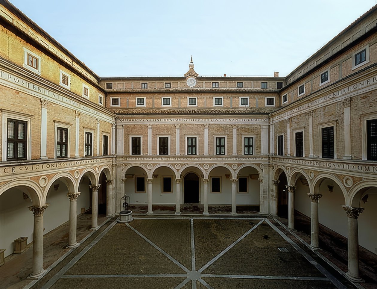 Den indre gårdsplassen til Palazzo Ducale i Urbino. 1472. Foto fra 1999 av Luciano Laurana