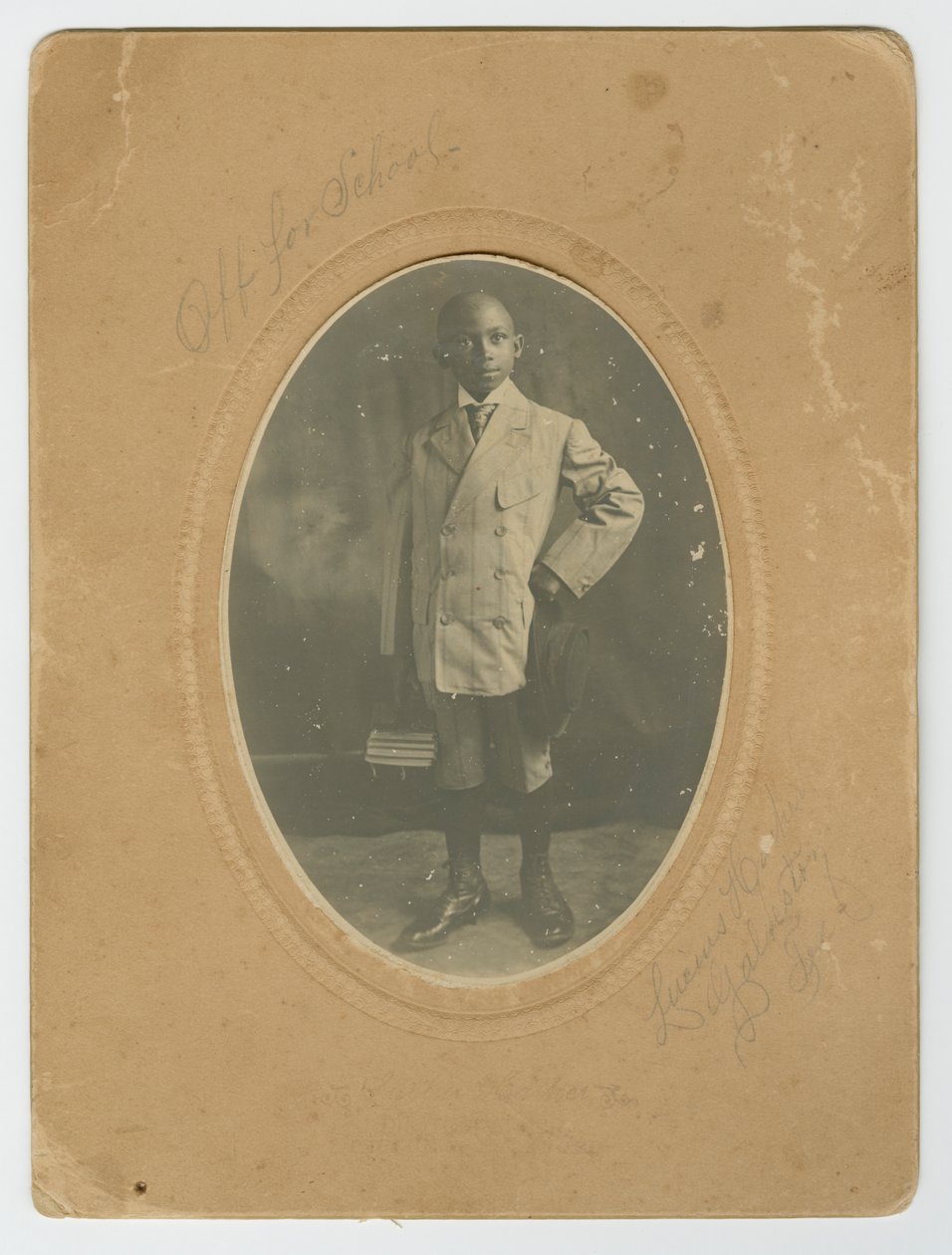 Fotografi av Lucius Harper, Jr. på vei til skolen, ca. 1910. av Lucius Harper