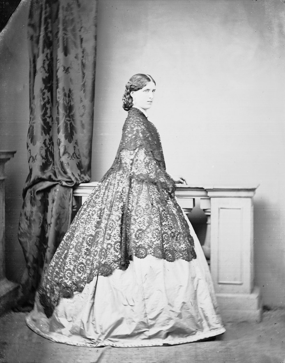 Noble Roman poserer i et studiobilde av Ludovico Tuminello