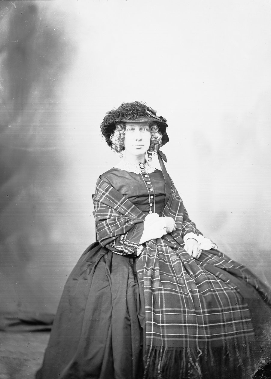 Noble Roman poserer i et studiobilde av Ludovico Tuminello