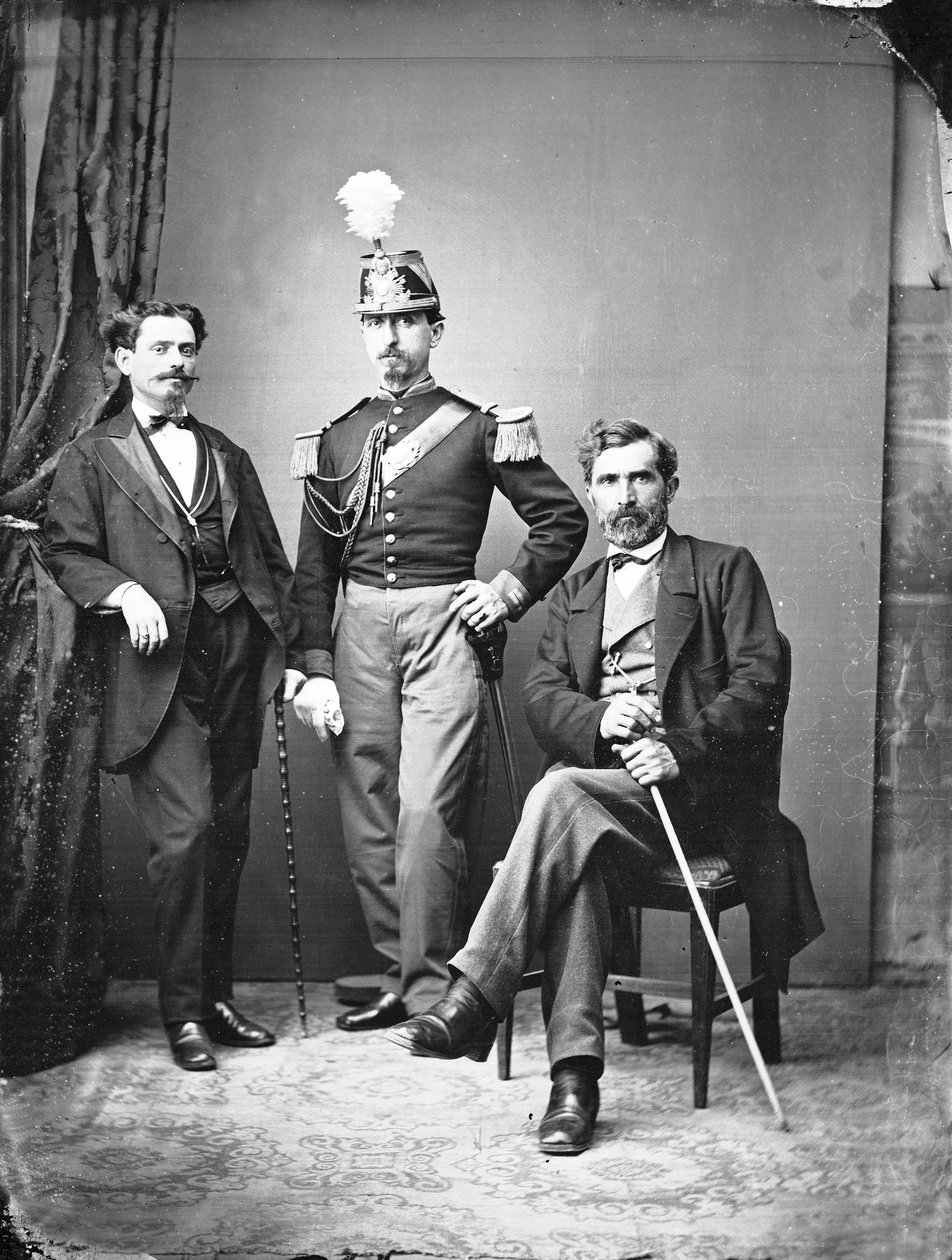 Portrett av romerske adelsmenn poserer i et studiobilde av Ludovico Tuminello