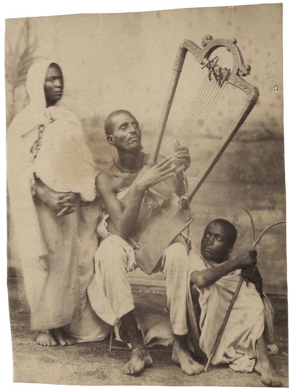 Tre abessinere i tradisjonell drakt, ca. 1880-90 av Luigi Naretti