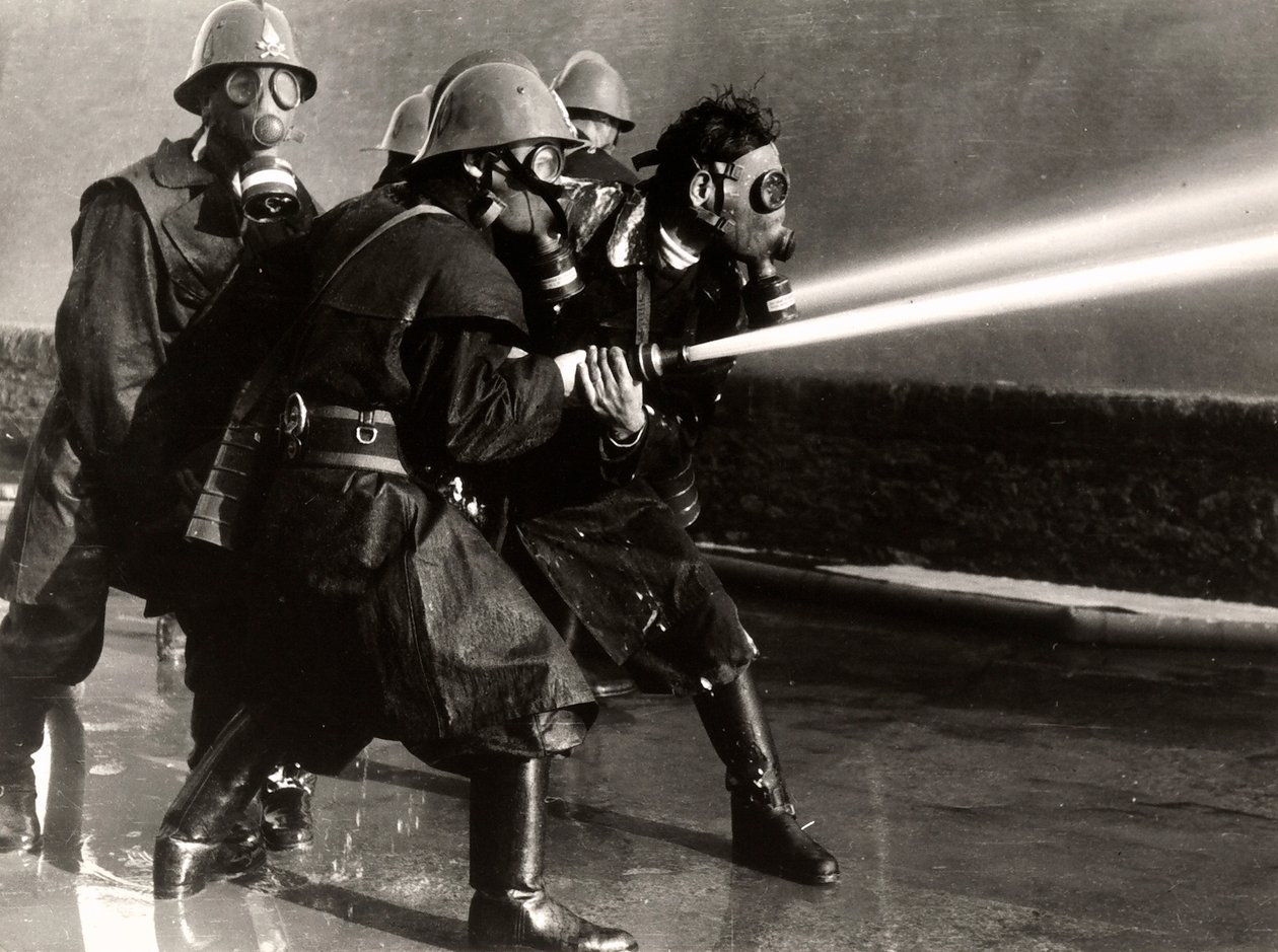 Noen brannmenn på jobb med gassmasker og brannplugger, 1950-60 (gelatinsølvtrykk) av Luigi Betti