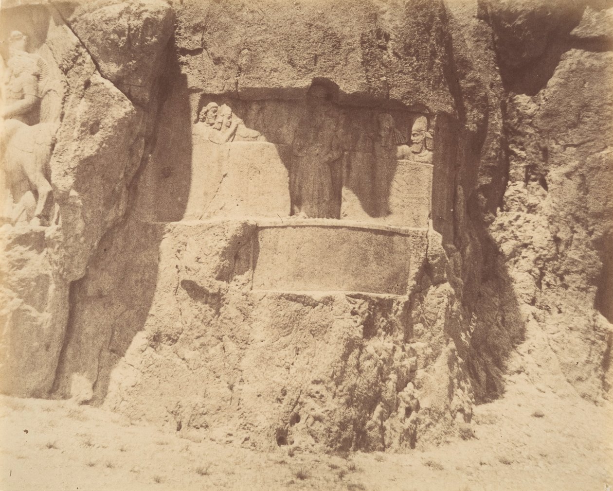 6 [Naksh-i Rustam, nær Persepolis], 1840-60-tallet. av Luigi Pesce