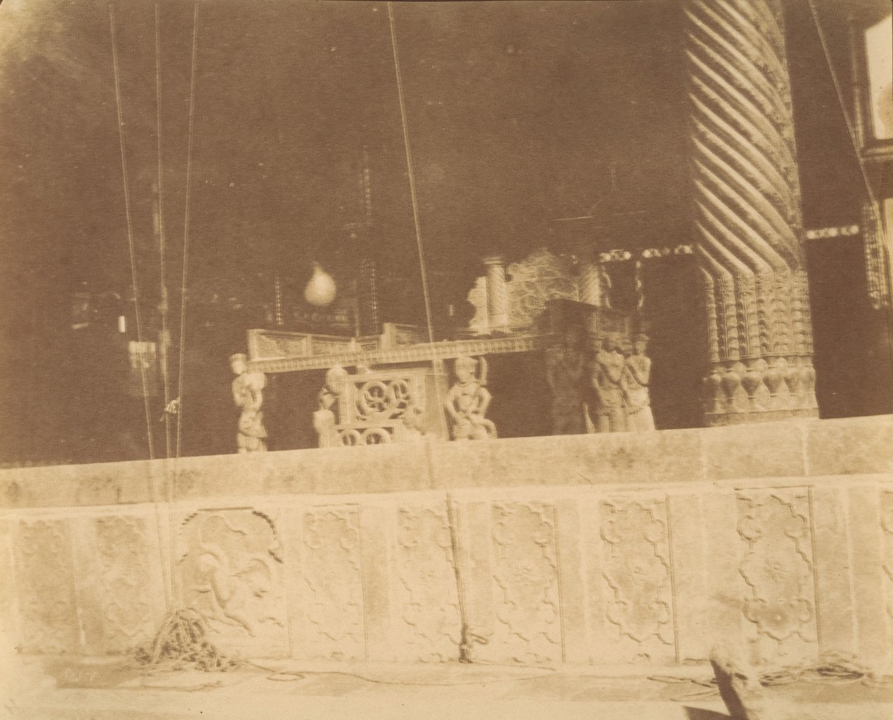 [Golestan-palasset, Teheran, Iran] Takht-i Marmor, 1840-60-tallet. av Luigi Pesce