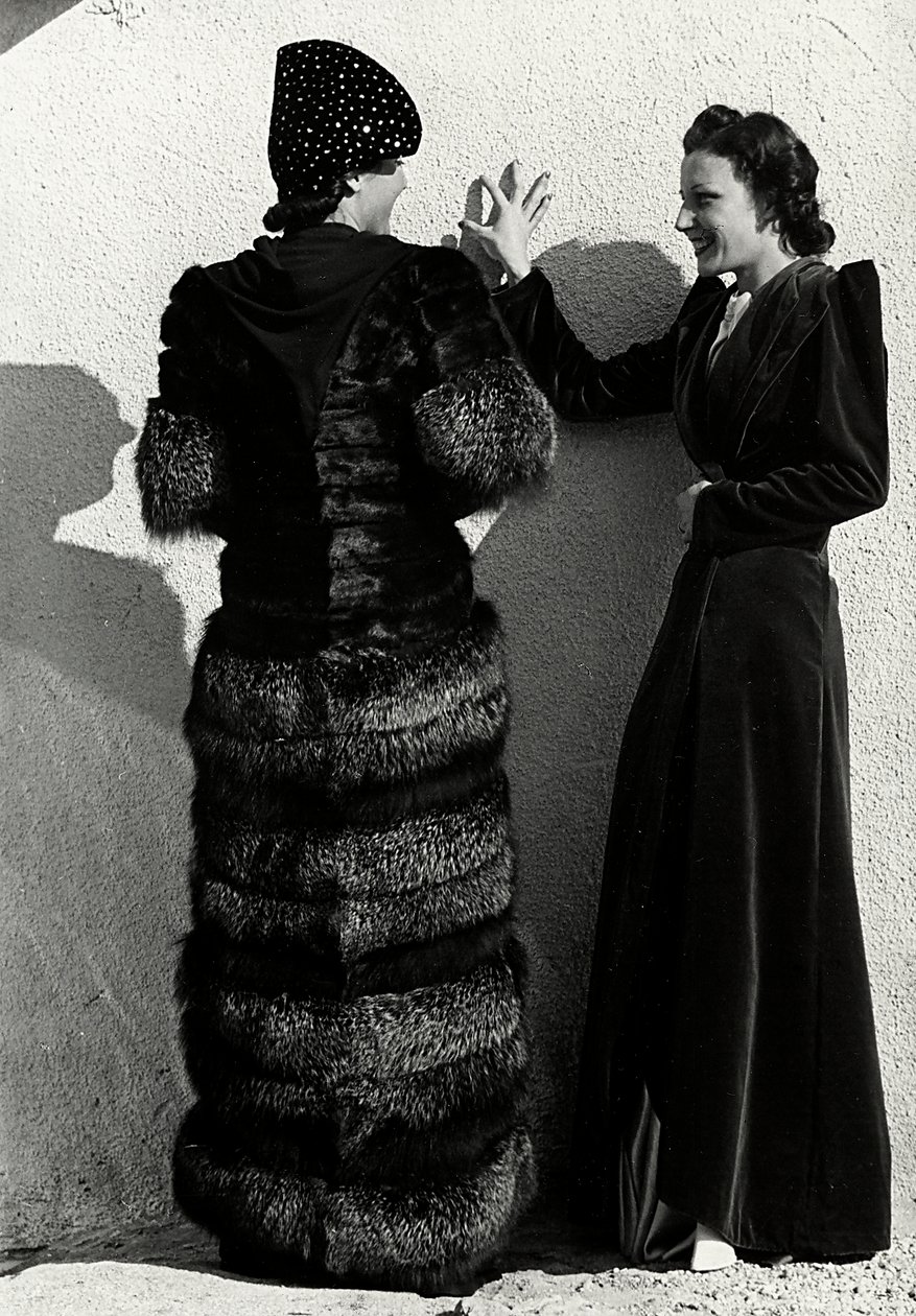 To modeller presenterer kreasjoner av det italienske couture-huset "Dragoni". En modell sett bakfra har på seg en sølvrevefrakk. Den andre modellen har på seg en lang fløyelsfrakk. (s/hvitt bilde) av Luis Bogino