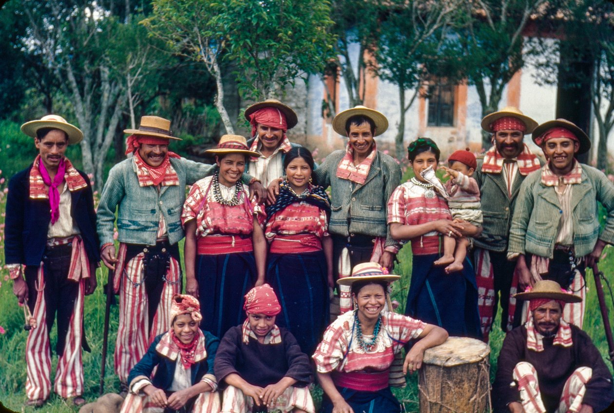 Guatemalanske landsbyboere i tradisjonelle klær poserer for gruppeportrett i Todos Santos C… av Luis Marden