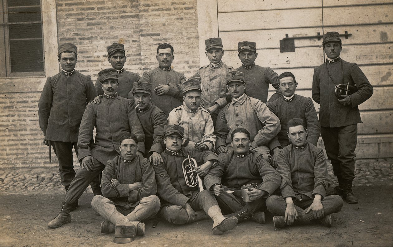 Album "The GM R. Army (1. verdenskrig)": soldater fra det 36. infanteriregiment med to trompetister (s/hv-bilde) av Lusvardi Lusvardi