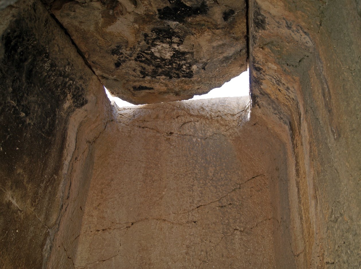Inne i en søylegrav, Xanthos, Tyrkia av Lycian