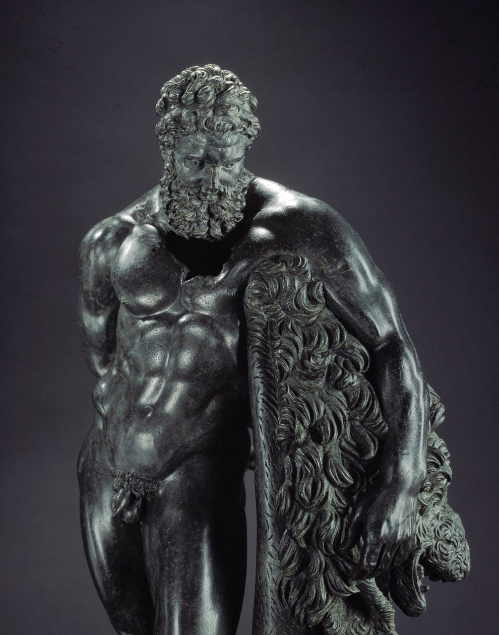 Gresk kunst: "" Herakles i hvile"" Detalj - Bronseskulptur av Lysippe av Sicyone (395-305 f.Kr.) 4. århundre f.Kr., fra helligdommen til Ercole Curino, Sulmona - Museo Nazionale Archeologico, Chieti Italia - Herakles (Hercules) hviler - Detalj av bronsesku av Lysippos (attributed to)