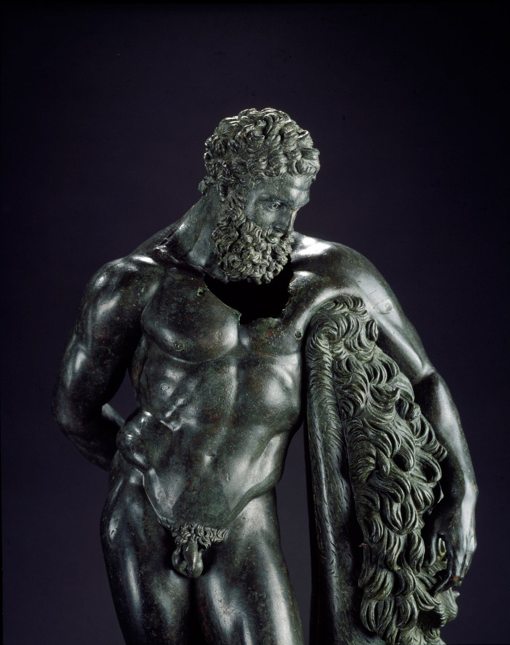 Gresk kunst: "" Herakles i hvile"" Detalj. Bronseskulptur av Lysippe av Sicyone (395-305 f.Kr.) 4. århundre f.Kr. Fra helligdommen til Ercole Curino, Sulmona. Museo Nazionale Archeologico, Chieti Italia - Herakles (Hercules) hviler - Detalj av bronseskulpt av Lysippos (attributed to)