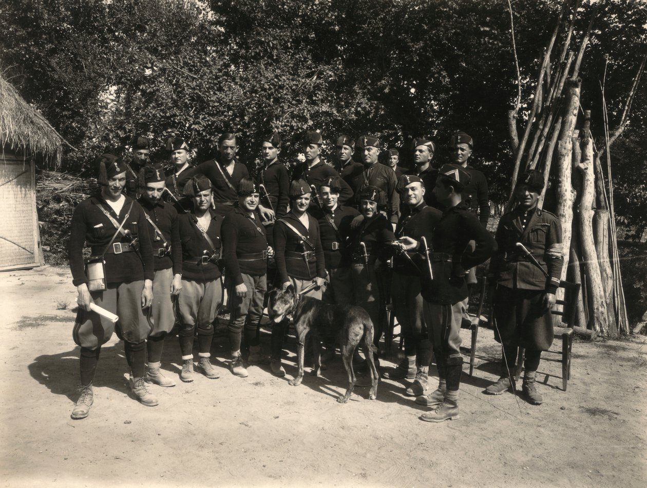 Album "MVSN- Blackshirts": Militsgruppe med dolkmodell 20 år (s/hvitt-bilde) av M. Borchi