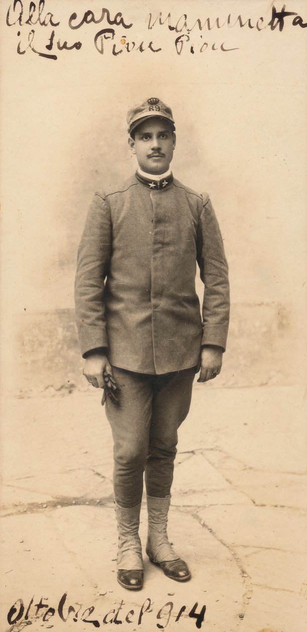 Postkort med korporal ved 50. regiment. Infanteri, studentoffiserkomplement (s/hv-bilde) av Mangini Mangini