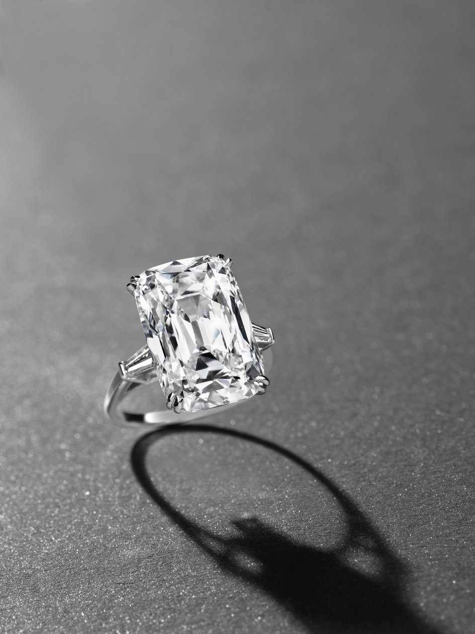 En elegant ring (platina og diamant) av Manuel Cusí