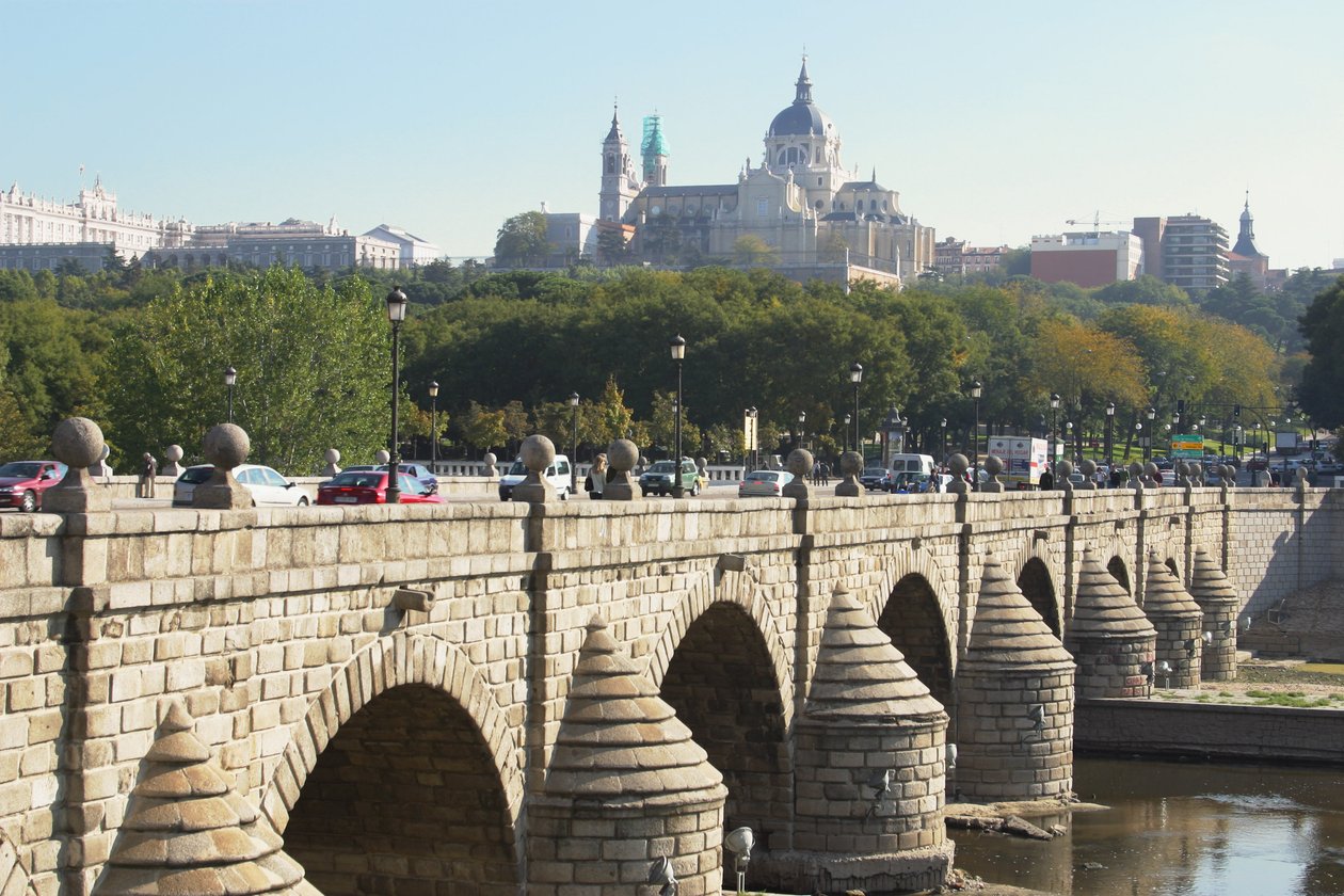 Puente de Segovia, opprinnelig bygget av Juan de Herrera (1530-97) og gjenoppbygd i 1682 av Manuel and Jose del Olmo
