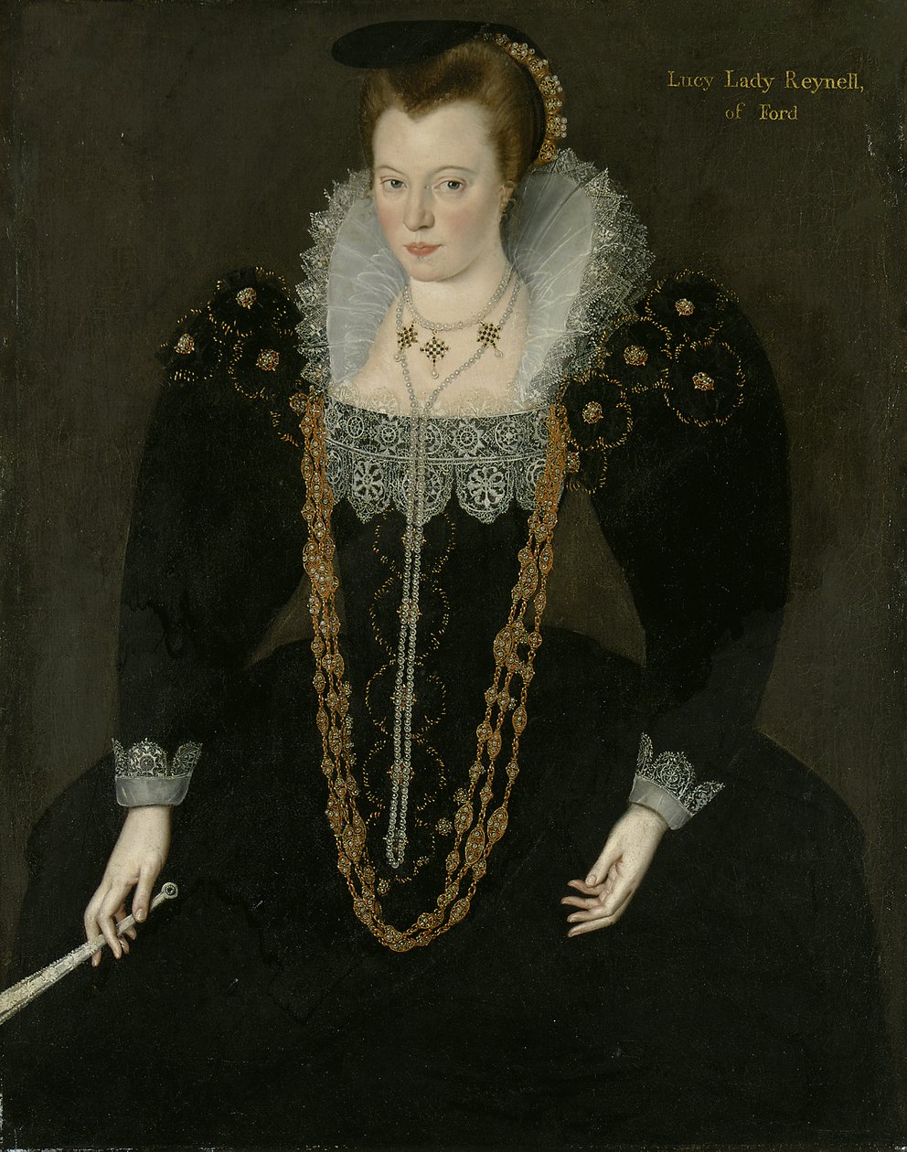 Portrett av Lucy, Lady Reynell fra Ford, trekvart lang, i en mørk kjole med hvit blondekrage og gull- og perlekjeder, med en vifte i høyre hånd med identifiserende inskripsjon av Marcus the Younger Gheeraerts