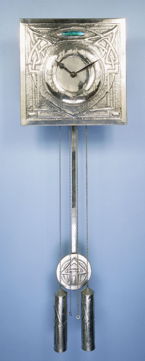 En veggklokke av Margaret Gilmour (1860-1942), dekorert i repouse med keltisk entrelac-design av Margaret Gilmour