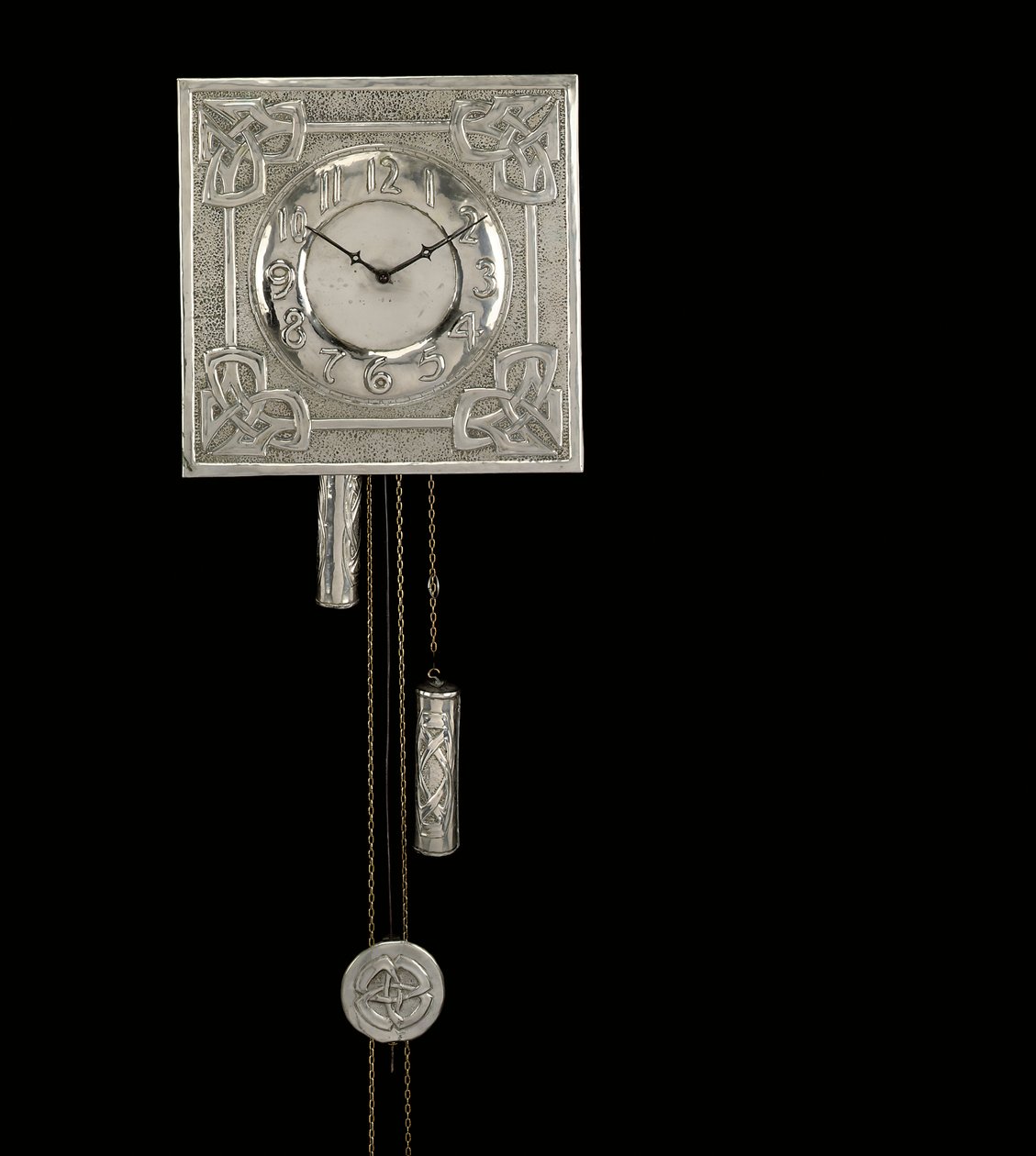 Veggklokke, ca. 1910 (nikkelbelagt med repoussé keltisk entrelac-design) av Margaret Gilmour