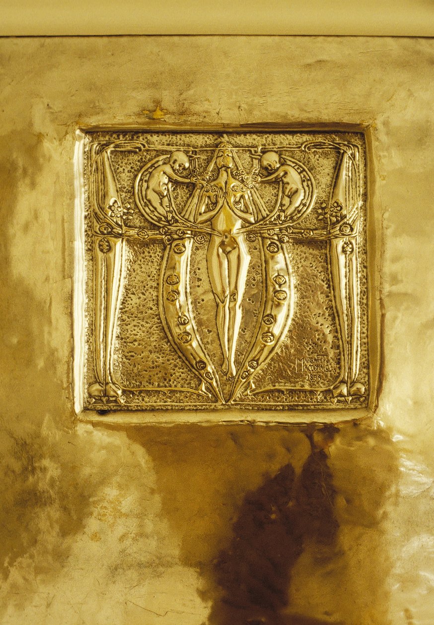 Møbler designet for nr. 120 Mains Street, Glasgow, Repousse metallplakett opprinnelig over peisen, ca. 1900 (metall) av Margaret Macdonald