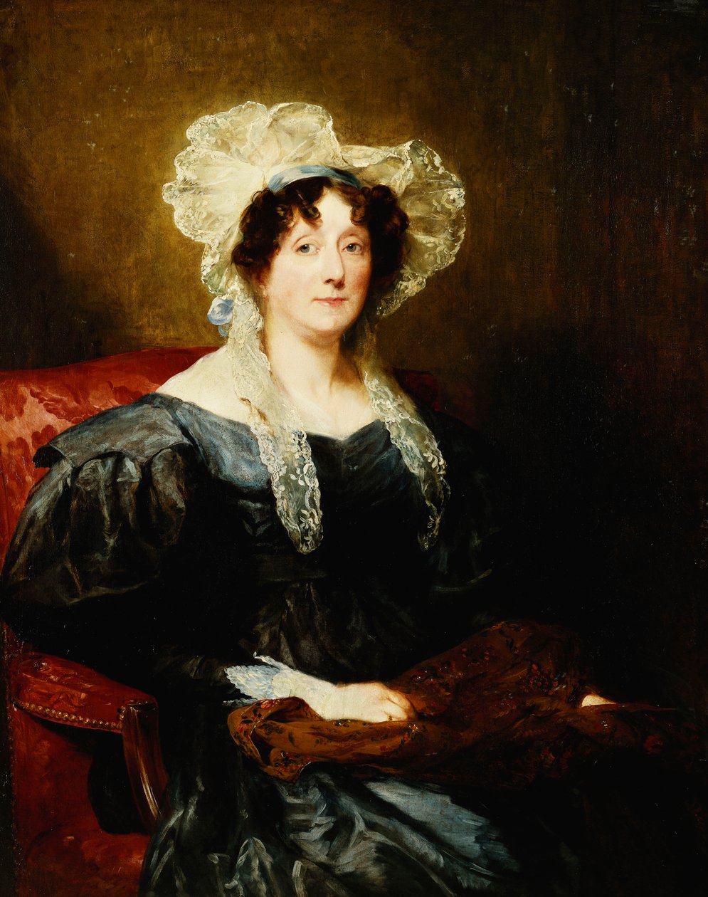 Portrett av en dame, sittende i halv lengde, i en mørkeblå kjole og en hvit blondepanser med blå sløyfe, holder håndarbeid, av Margaret Sarah Carpenter
