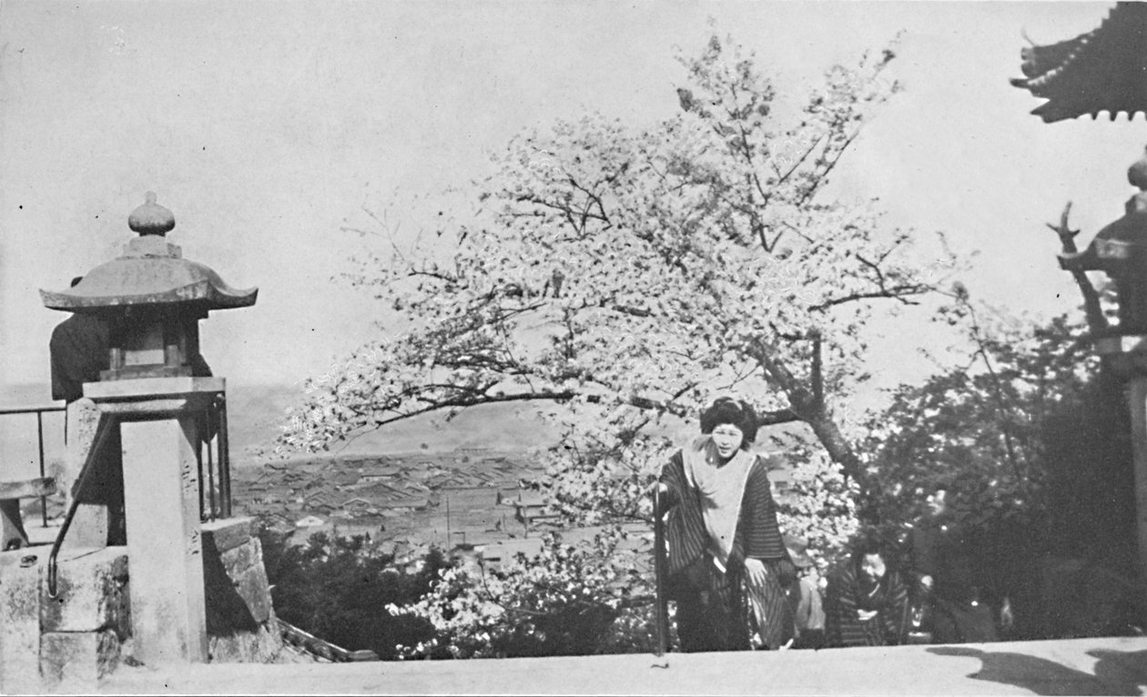 På toppen av tempeltrinnene, over Lake Biwa, c1900, 1921 av Marguerite Leonard