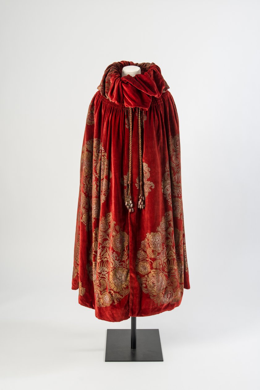 Mørkerød fløyelskappe med gull- og sølvstensilert blomsterdesign og silkedusker trimmet med malte perler, ca. 1923 (fløyel) av Maria Monaci Gallenga