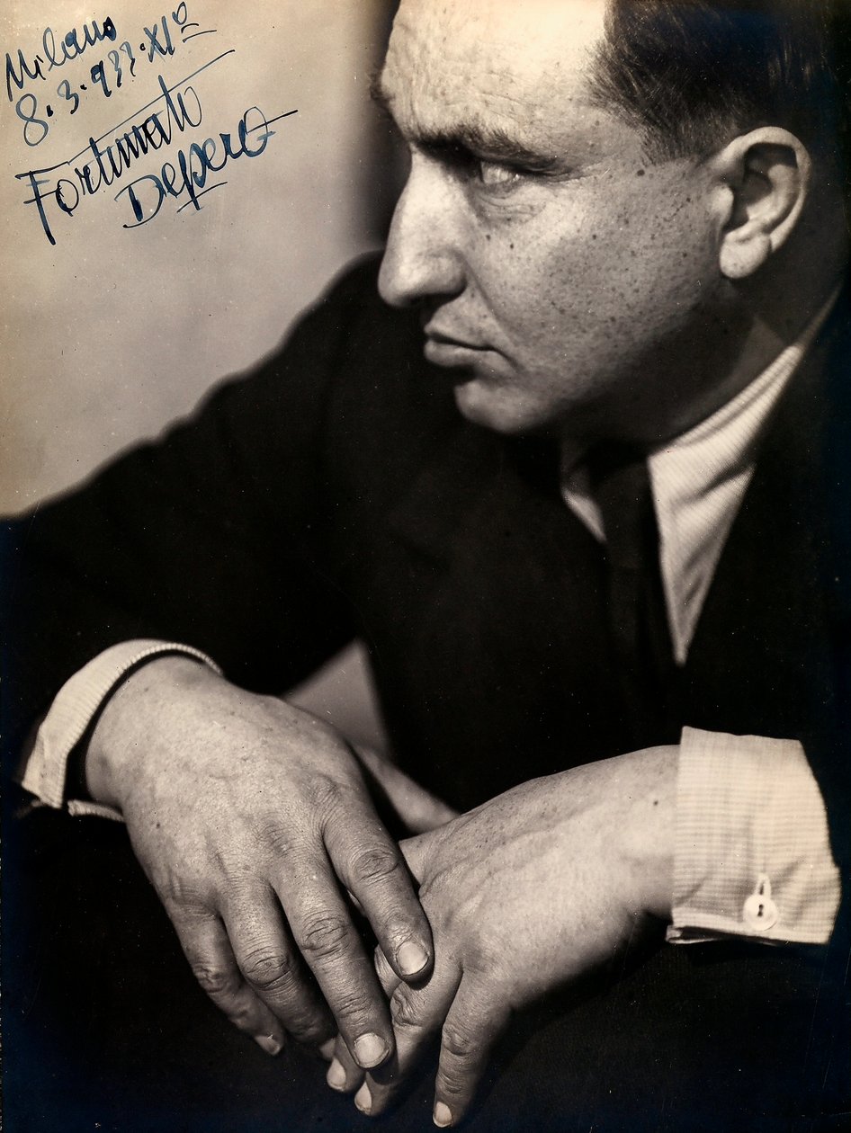 Portrett av den futuristiske maleren Fortunato Depero tatt 8. mars av Mario Castagneri