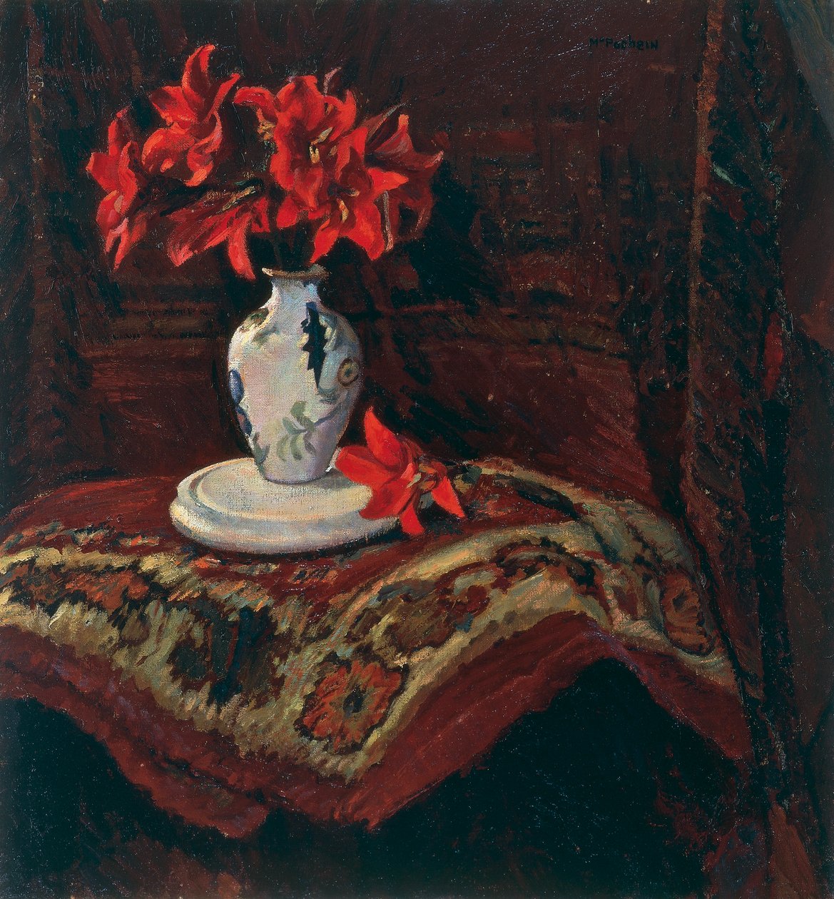 Teppe og vase med røde liljer, av Mario Puccini (1869-1920), olje på lerret, 64x59 cm. av Mario Puccini